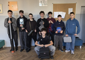Zdjęcie grupowe uczniów z "wymyślnymi pleckami"