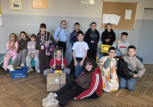 Zdjęcie grupowe uczniów z "wymyślnymi pleckami"