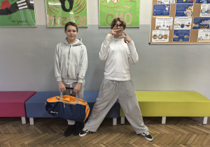Zdjęcie grupowe uczniów z "wymyślnymi pleckami"