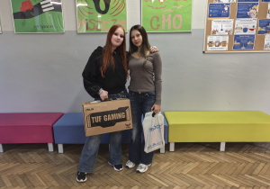 Zdjęcie grupowe uczniów z "wymyślnymi pleckami"