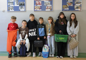 Zdjęcie grupowe uczniów z "wymyślnymi pleckami"