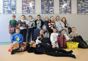 Zdjęcie grupowe uczniów z "wymyślnymi pleckami"