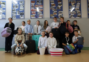 Zdjęcie grupowe uczniów z "wymyślnymi pleckami"