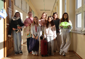 Zdjęcie grupowe uczniów z "wymyślnymi pleckami"
