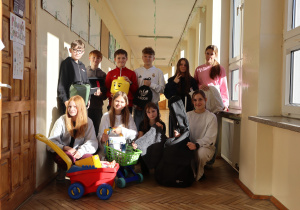 Zdjęcie grupowe uczniów z "wymyślnymi pleckami"