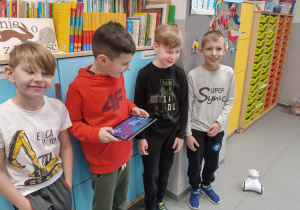 Uczniowie używający tablet