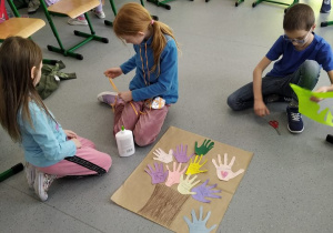Dzieci wykonujące prace plastyczne