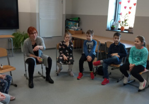 Dzieci siedzące na krzesłach