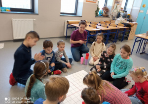 Dzieci grające w gry na podłodze.