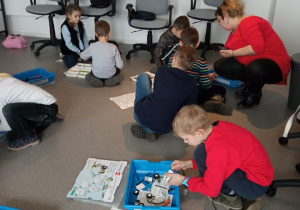 Dzieci bawiące się klockami LEGO
