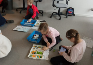 Dzieci bawiące się klockami LEGO