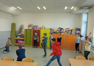 Dzieci bawiące się w klasie