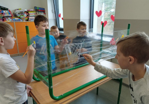 Dzieci prezentujące prace plastyczne