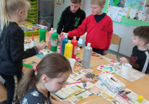 Dzieci prezentujące prace plastyczne
