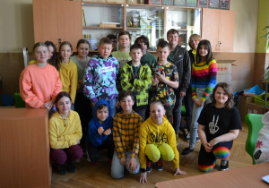 Uczniowie w strojach o wiosennej kolrostyce.