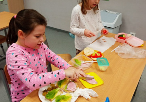 Uczniowie robiący i jedzący kanapki