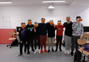 Uczniowie w goglach VR.