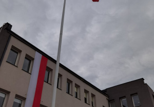 Polska flaga na maszcie
