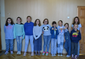 Grupa uczniów ubranych w niebieskie stroje.