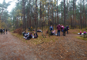 Uczniowie i opiekunowie odpoczywający lesie